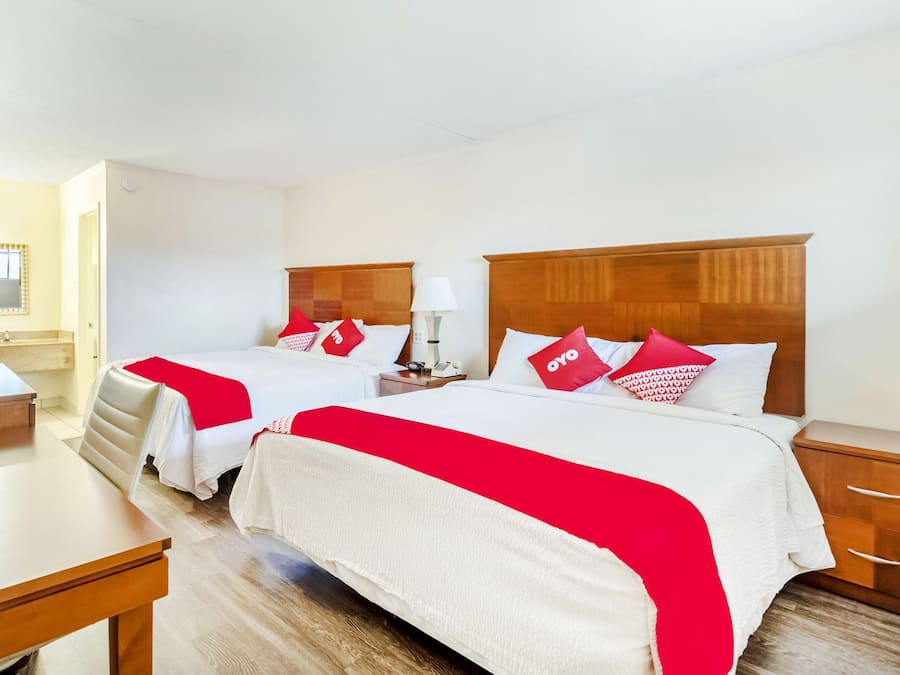 Room, 2 King Beds | Meja, Wi-fi percuma, cadar katil