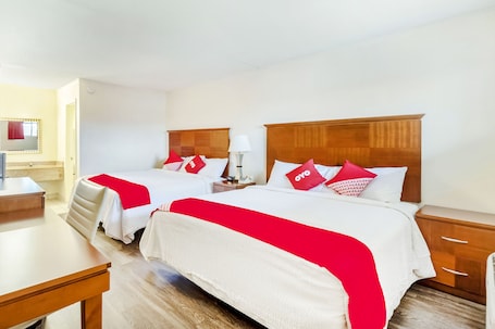 Desk, free WiFi, bed sheets. Oyo Hotel San Antonio Lackland AFB/Seaworld Hwy 90 W