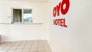 Vastaanottoalue, jonka seinässä on kyltti, jossa lukee: ”OYO HOTEL”.