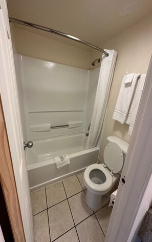 Combined shower/bathtub, free toiletries, towels - Oyo Hotel San Antonio Lackland AFB/Seaworld Hwy 90 W (San Antonio)
