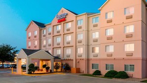 A multi-story Fairfield Inn & Suites hotel with a central entrance and a parking lot. - Fairfield Inn & Suites Abilene (Abilene)