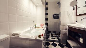 Master Suite with canal view | Badkamer | Milieuvriendelijke toiletartikelen, een haardroger, badjassen