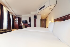 Guest Suite with canal view | Premium bedding, down duvets, free minibar, in-room safe