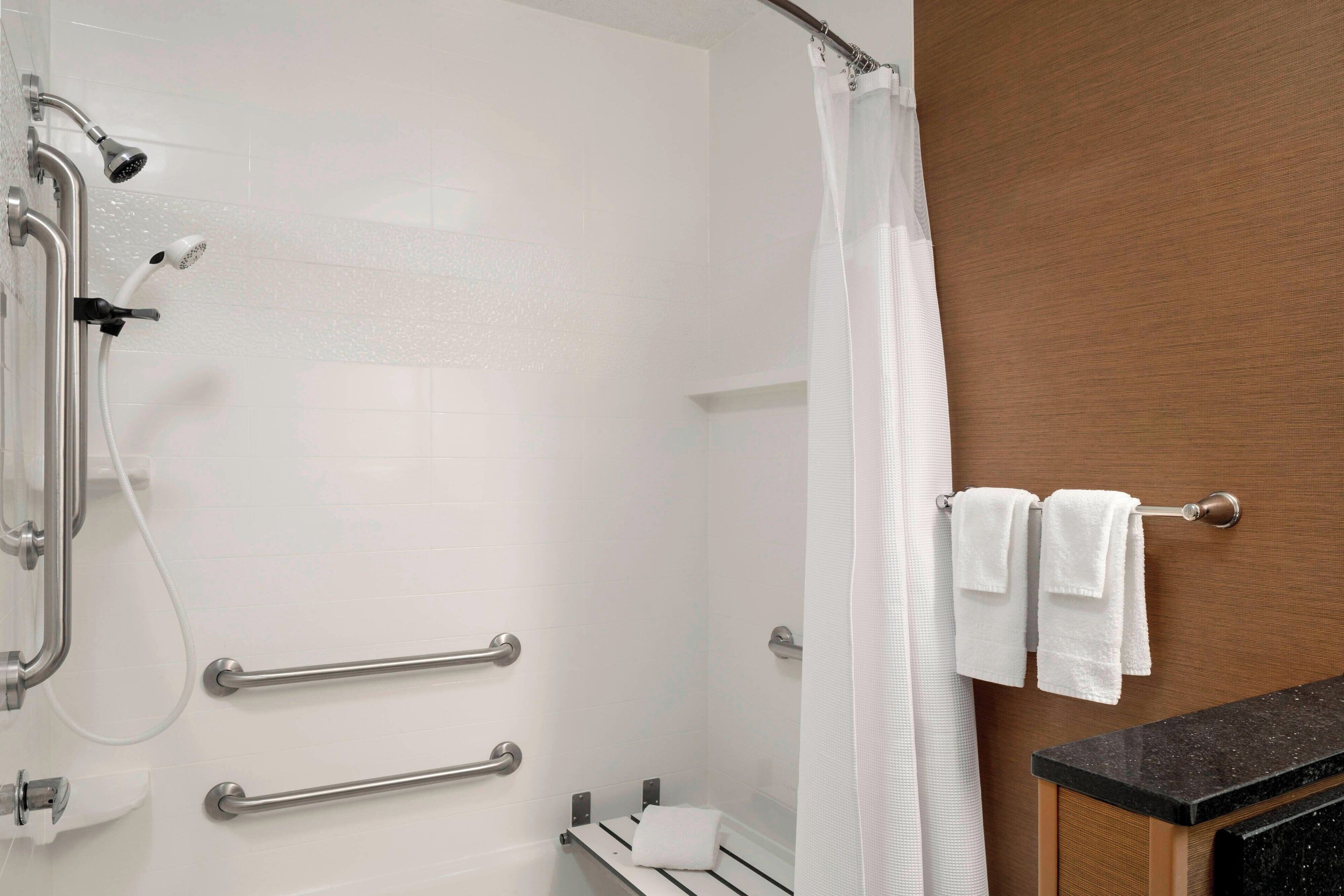 room, 1 king bed, non smoking | bathroom | combined shower/bathtub, free toiletries, hair dryer, towels