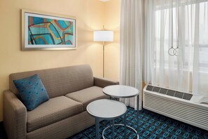 In-room safe, desk, blackout drapes, iron/ironing board - Fairfield Inn & Suites by Marriott Lima (Lima)