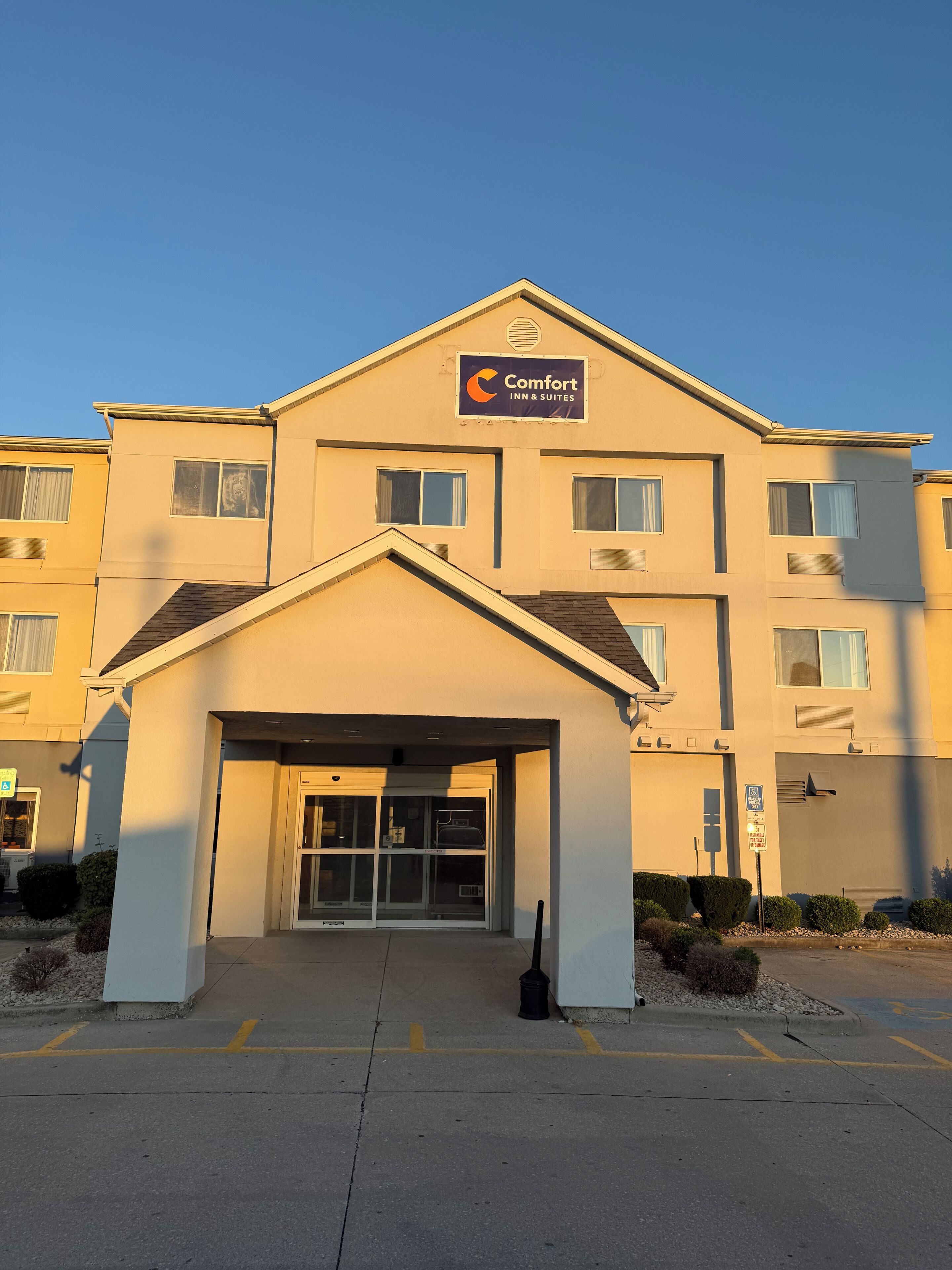 Un hôtel à plusieurs étages, reconnaissable à son enseigne bien visible indiquant « Comfort Inn & Suites ».