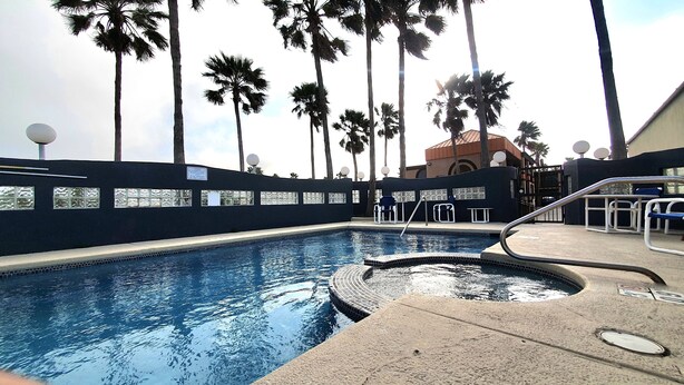 Outdoor pool - South Padre Island Inn (South Padre Island)