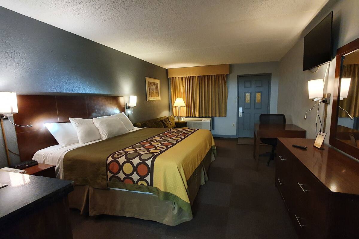Standard Room, 1 King Bed, Accessible, Kitchenette (Smoking) | Desk, blackout drapes, iron/ironing board, WiFi (free)