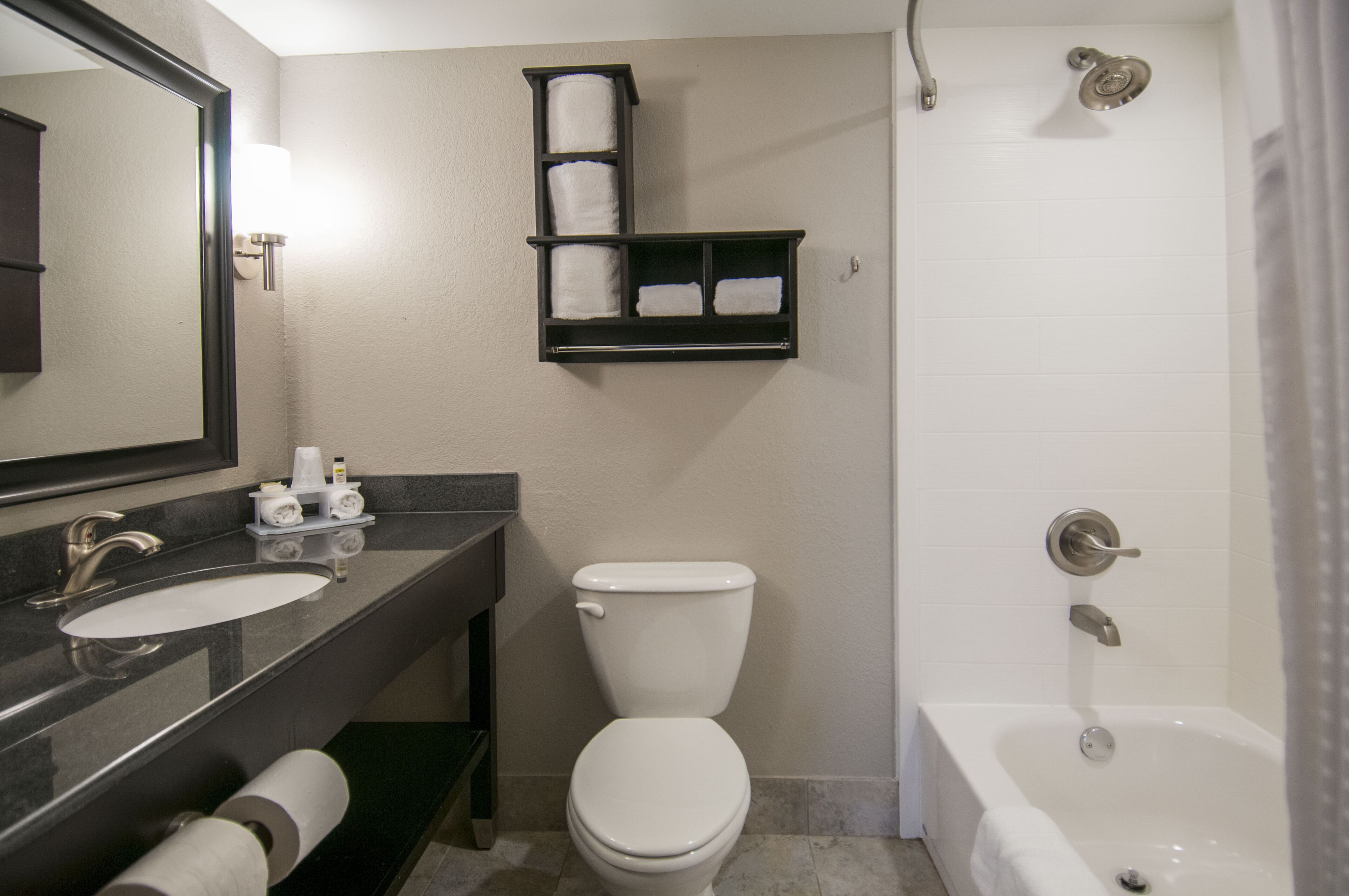 Un baño con lavamanos, inodoro y bañera.