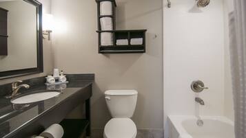 Un baño con lavamanos, inodoro y bañera.