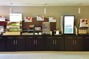 朝食 (ビュッフェ)、毎日提供 (無料)