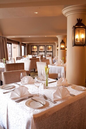 2 restaurants, spécialités Cuisine internationale