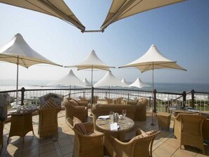 2 restaurants, serveren ontbijt, lunch, diner, internationale gerechten