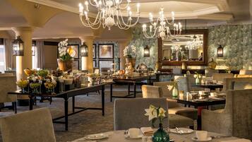 2 restaurants; breakfast, lunch and dinner served