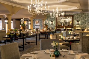 2 restaurants, breakfast, lunch, dinner served; international cuisine 