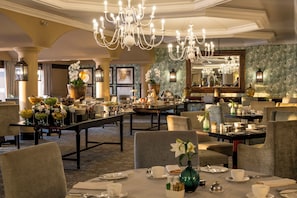 2 restaurants, breakfast, lunch, dinner served; international cuisine