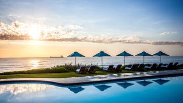 Außenpool, Sonnenschirme, Liegestühle