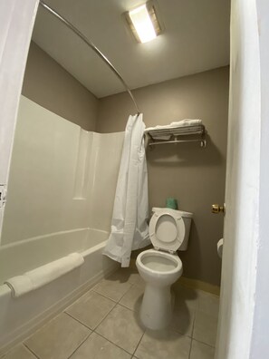 Combined shower/bathtub, towels