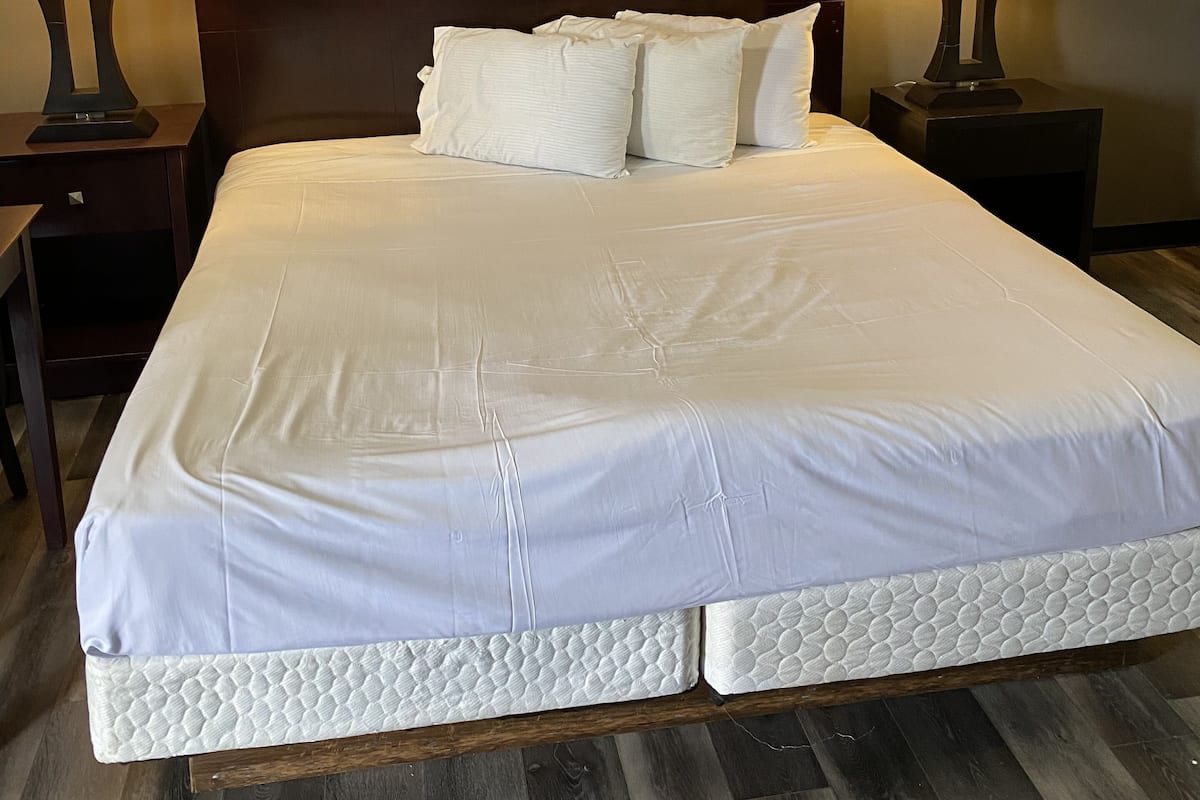 Escrivaninha, cortinas blackout, ferros/tábuas de passar roupa