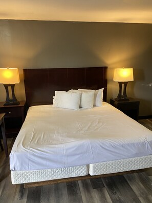 Bàn, màn/rèm cản sáng, bàn ủi/dụng cụ ủi quần áo 