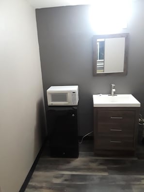 Combined shower/tub, towels