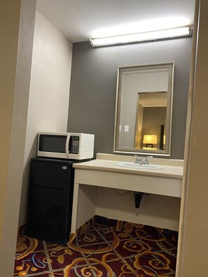 Room, 2 Double Beds | Bathroom | Combined shower/bathtub, towels
