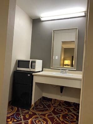 Room, 2 Double Beds | Bathroom | Combined shower/tub, towels