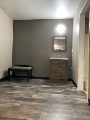 Combined shower/bathtub, towels