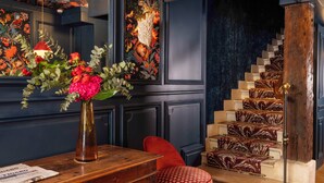 Una escalera con barandillas ornamentadas y una puerta de madera.