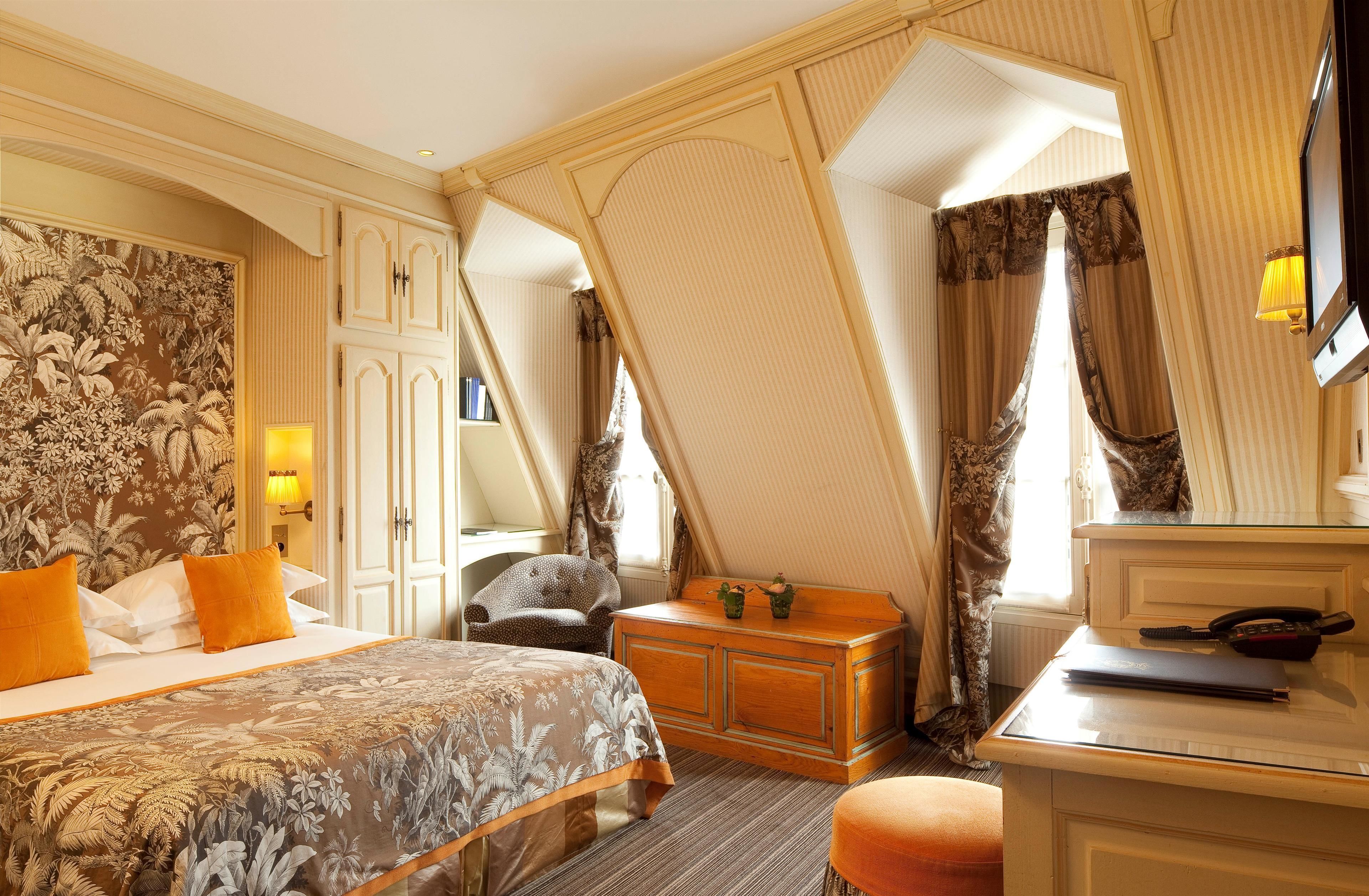 deluxe double room | minibar, in-room safe, desk, soundproofing