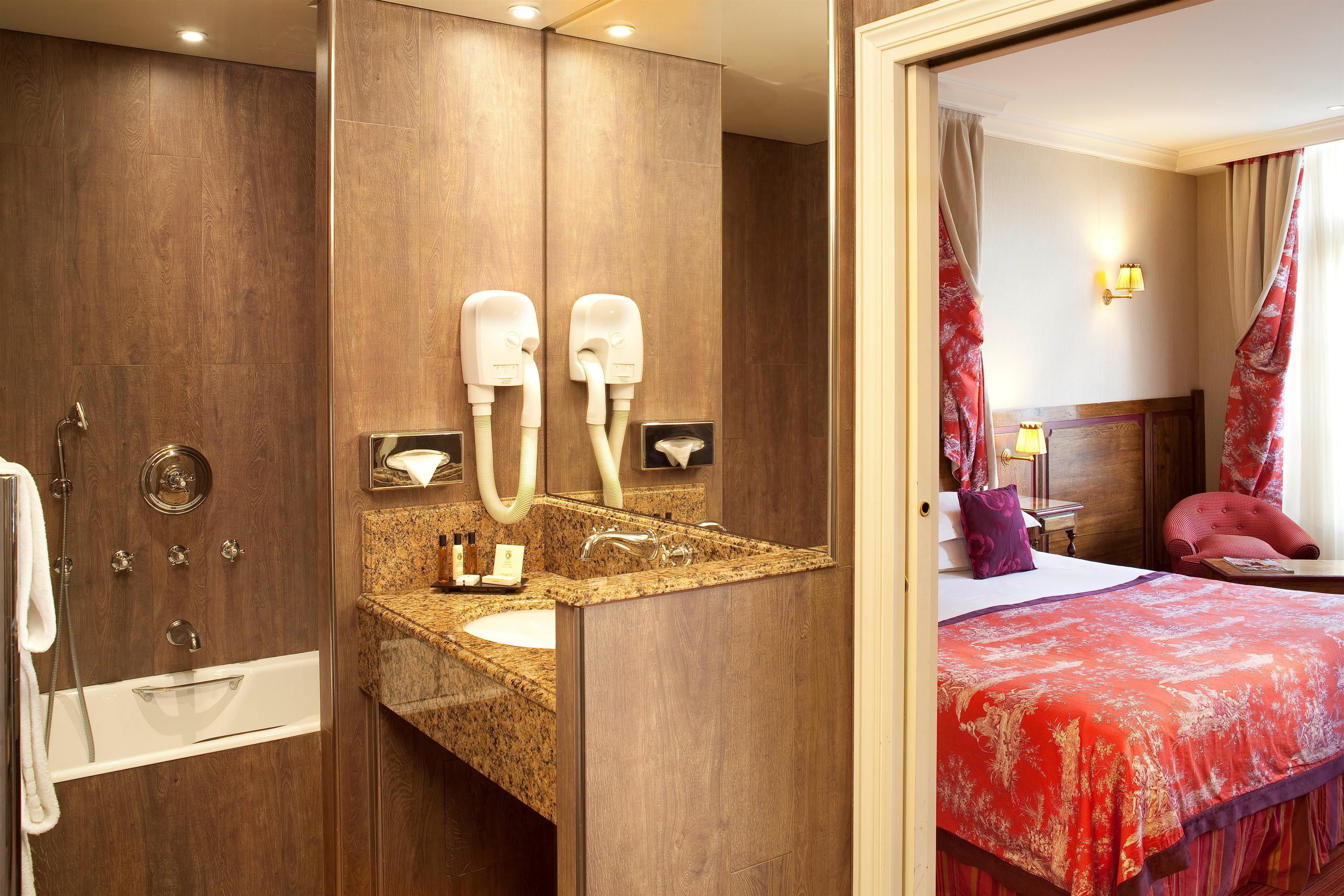 deluxe double room | minibar, in-room safe, desk, soundproofing