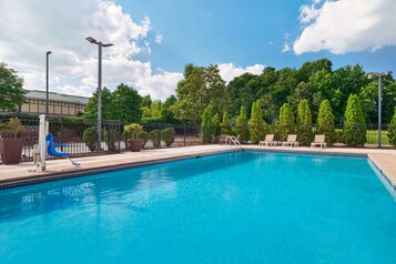 Una piscina al aire libre de temporada