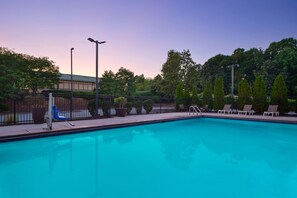 Seasonal outdoor pool - Hyatt Place Greensboro (Greensboro)