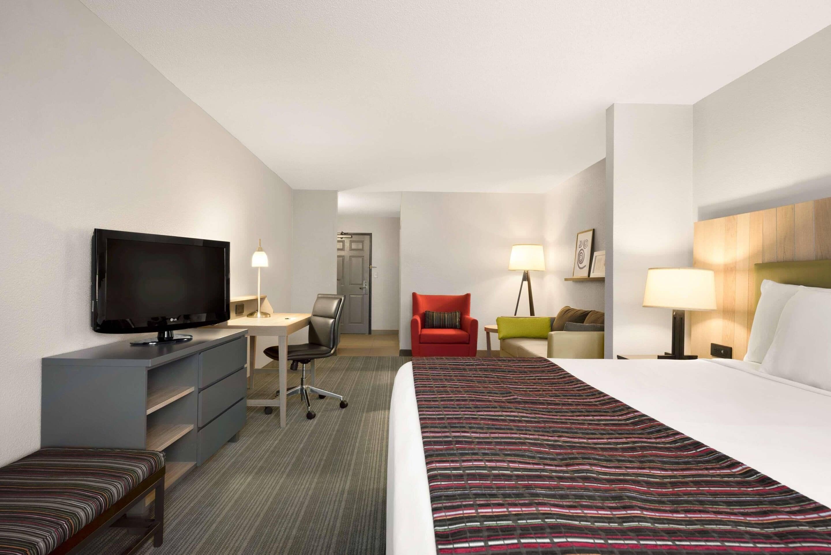 Studio Suite, 1 King Bed, Non Smoking | Premium bedding, pillowtop beds, desk, blackout drapes