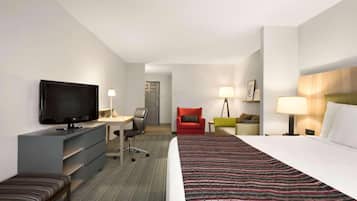 Suite estudio, 1 cama King size, para no fumadores | Ropa de cama de alta calidad, camas con pillow-top y escritorio