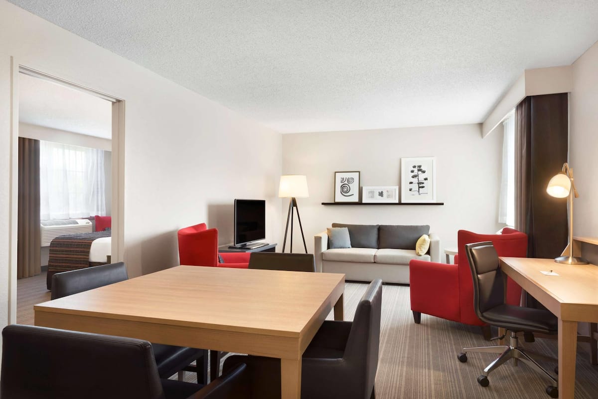 Suite, 1 cama King size, para no fumadores (Extended Stay) | Ropa de cama de alta calidad, camas con pillow-top y escritorio