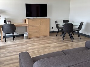 Televisión de pantalla plana y oficina 