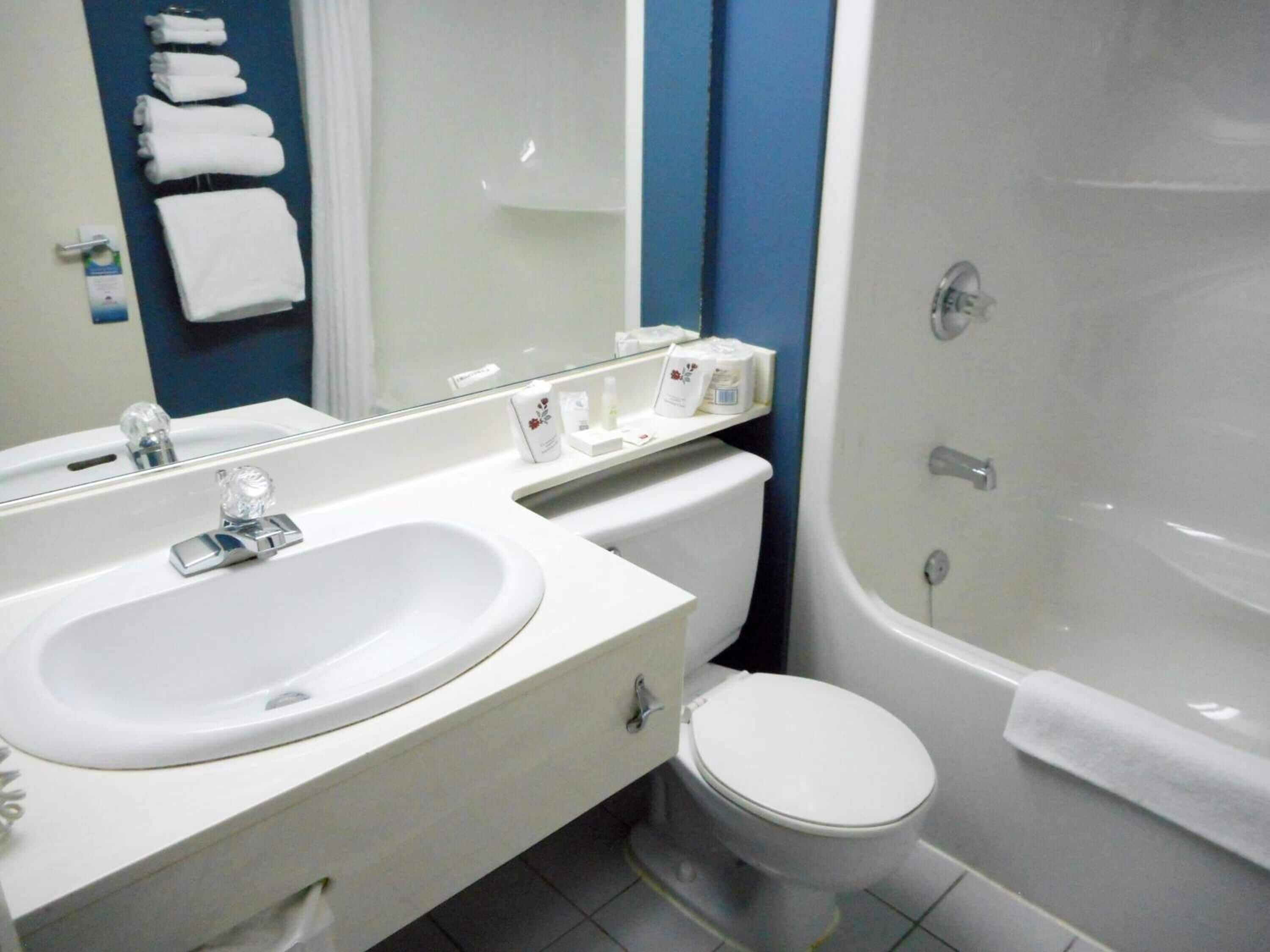 combined shower/bathtub, hair dryer, towels