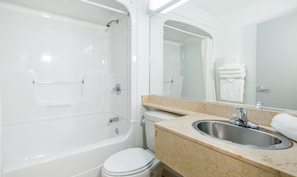 Combined shower/tub, hair dryer, towels