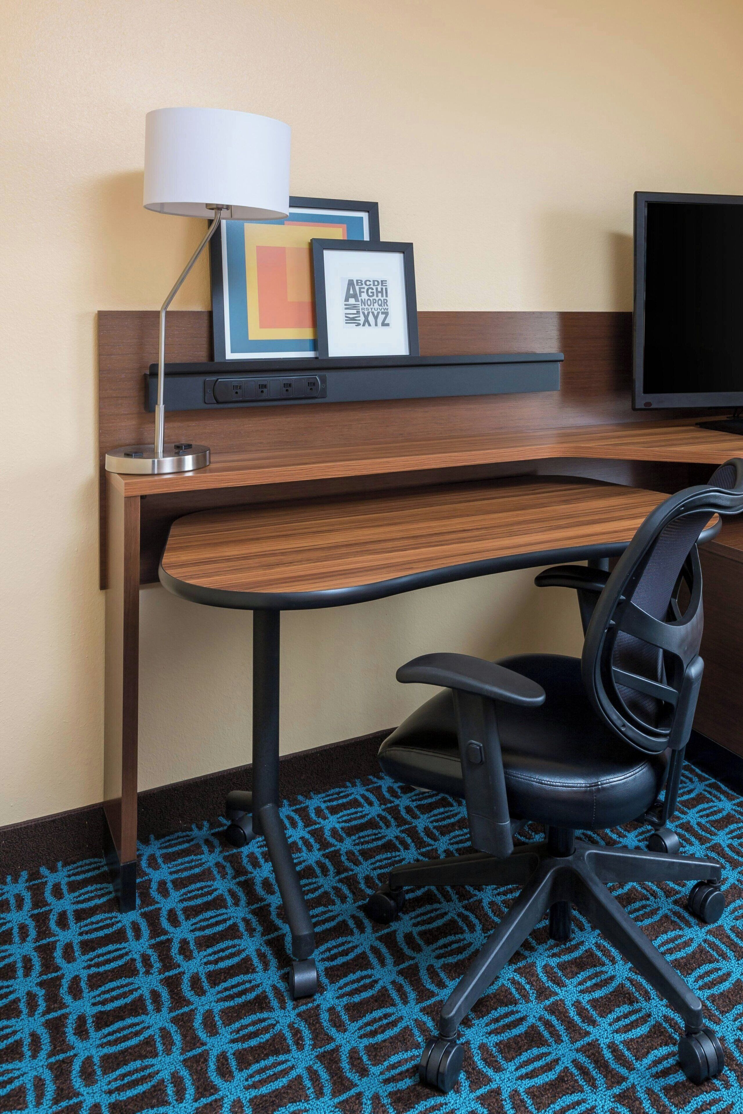 1 bedroom, premium bedding, desk, laptop workspace