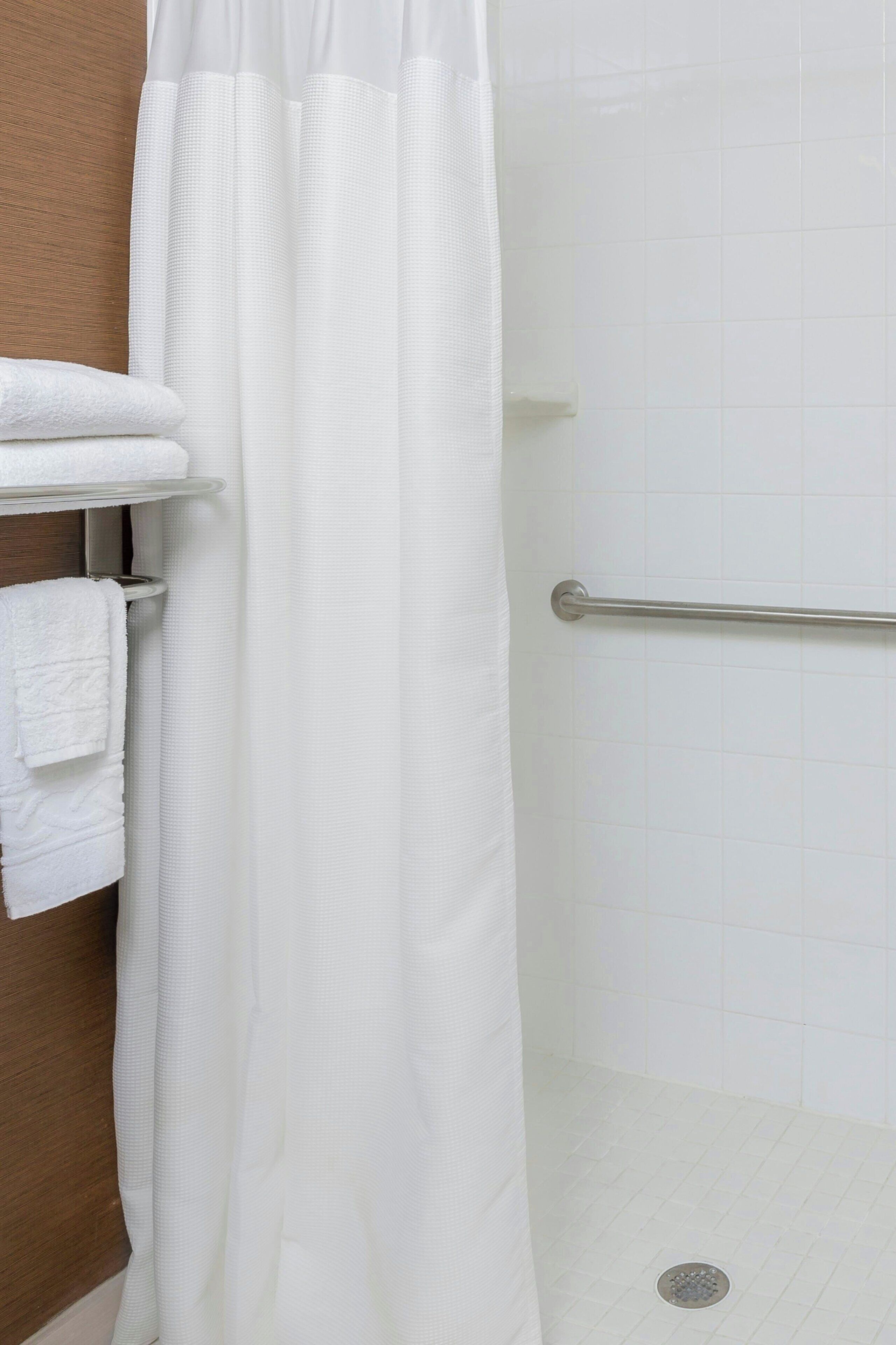 room, 1 king bed, non smoking | bathroom | combined shower/bathtub, free toiletries, hair dryer, towels