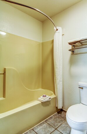 Combined shower/tub, towels