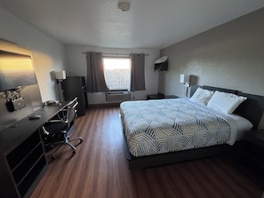 Room, 1 Queen Bed, Roll-in Shower | Desk, free WiFi, bed sheets, alarm clocks