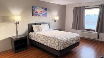 Room, 1 Queen Bed | Desk, free WiFi, bed sheets, alarm clocks
