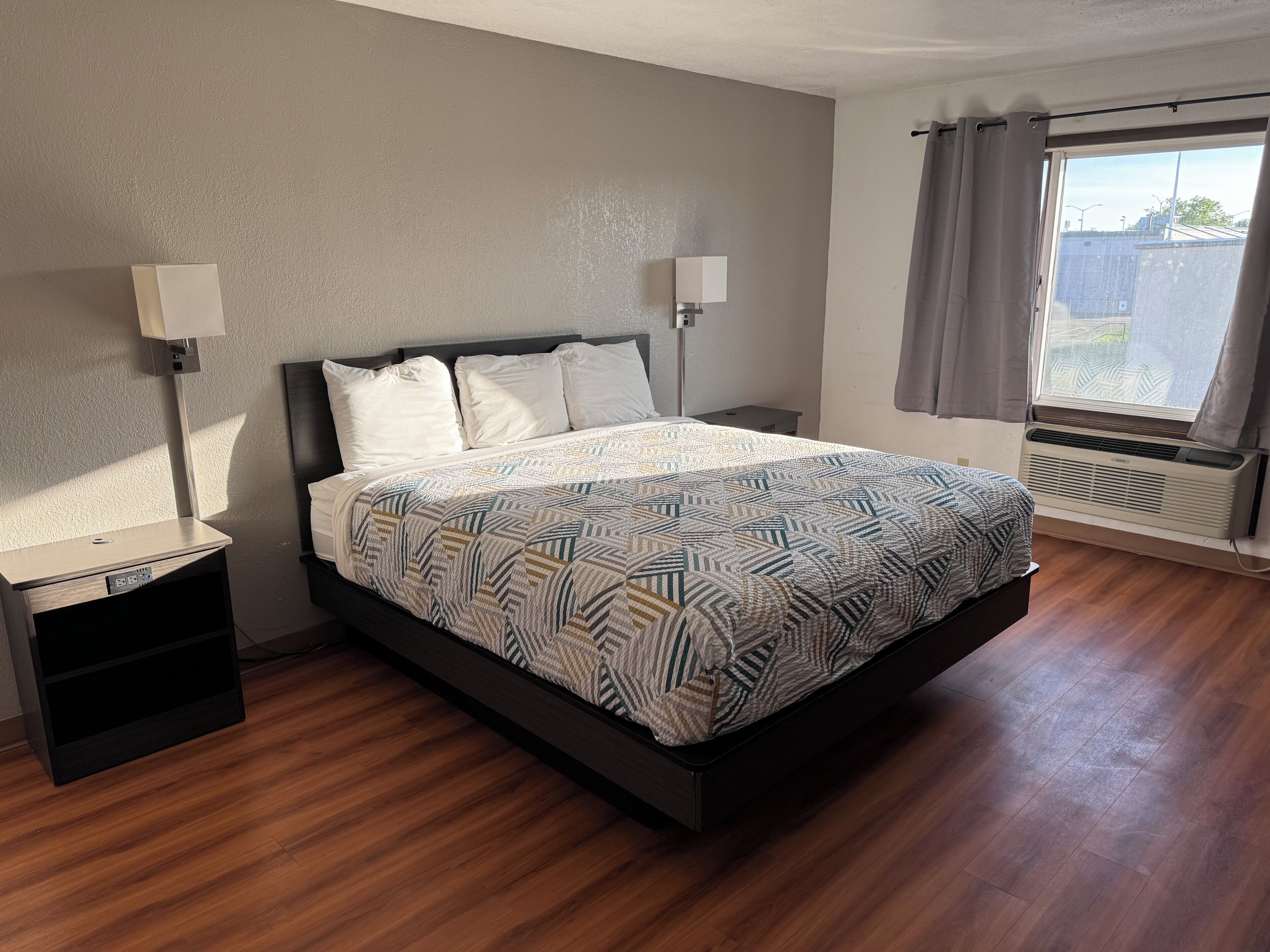 Room, 1 King Bed | Desk, free WiFi, bed sheets, alarm clocks