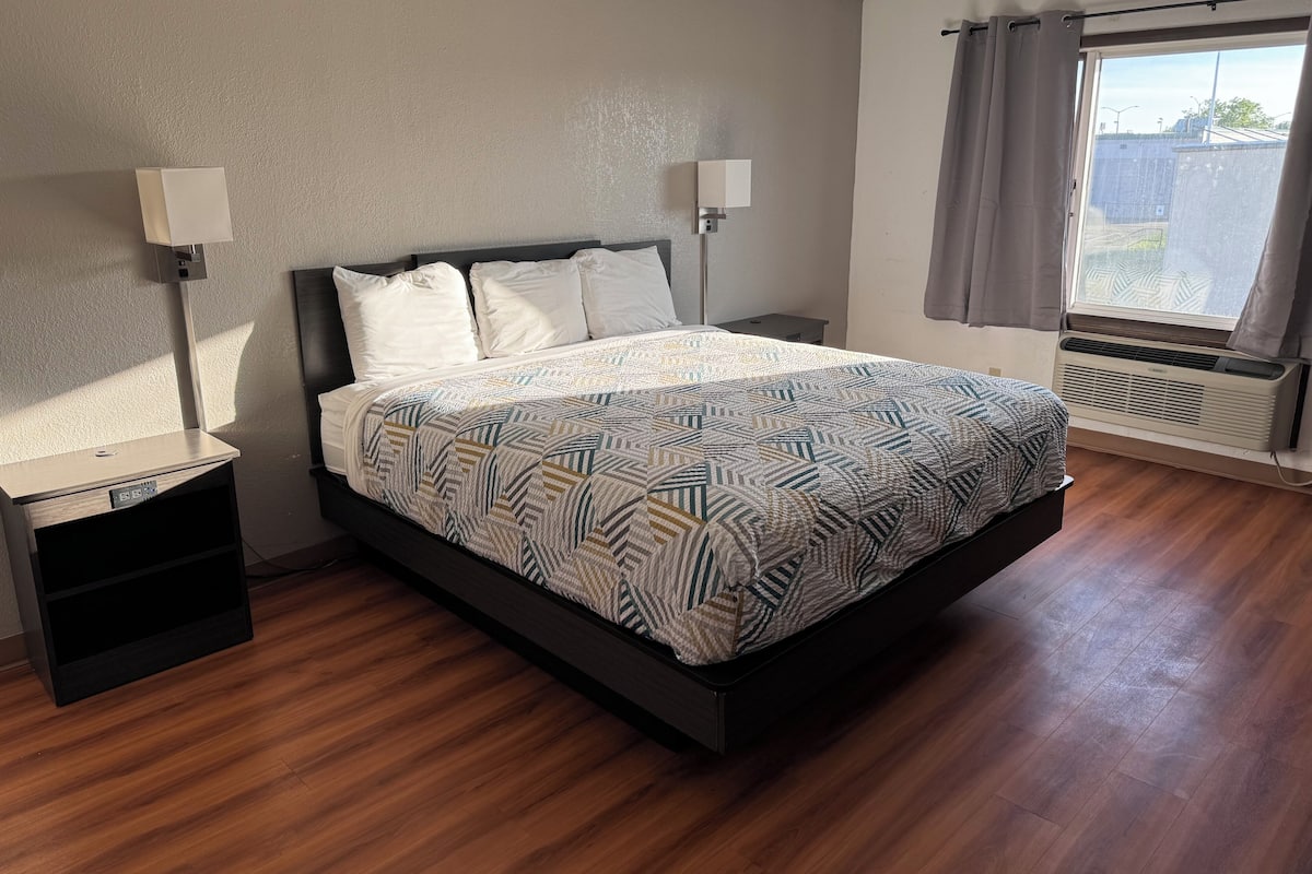 Room, 1 King Bed | Desk, free WiFi, bed sheets, alarm clocks