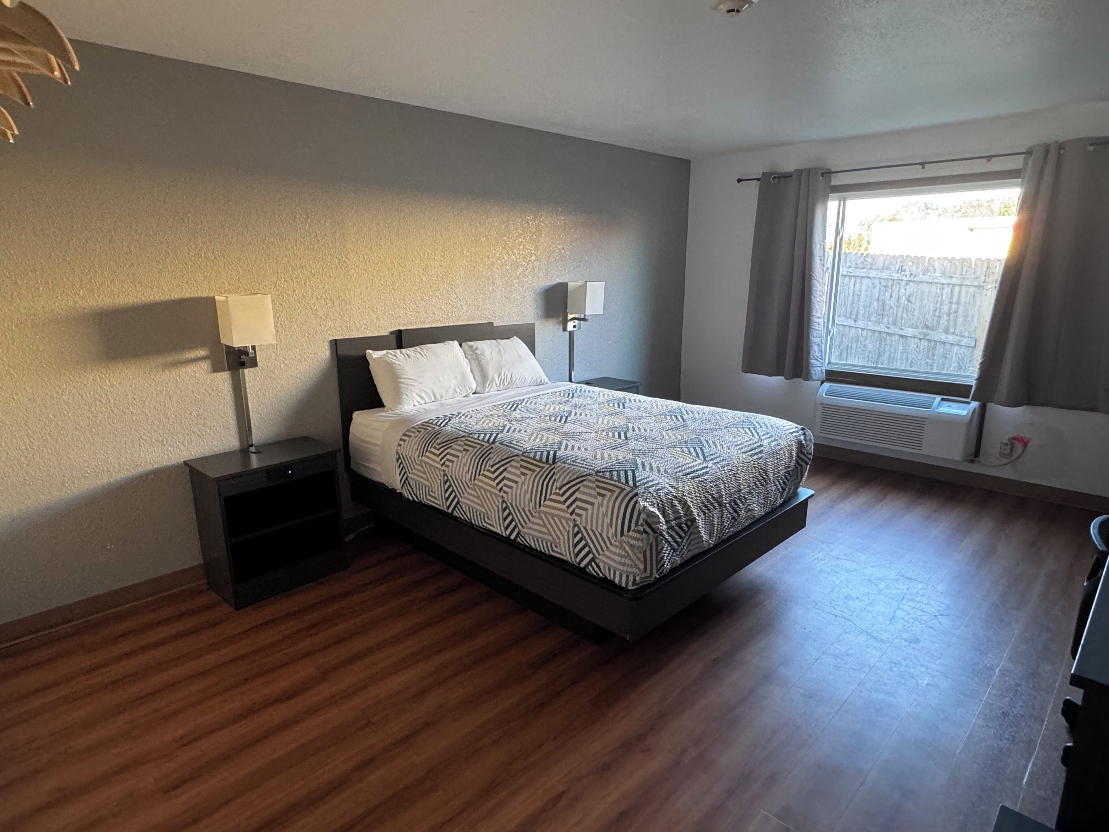 Room, 1 Queen Bed | Desk, free WiFi, bed sheets, alarm clocks