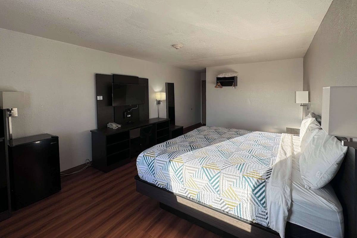 Deluxe Room, 1 King Bed, Non Smoking, Refrigerator & Microwave | Desk, free WiFi, bed sheets, alarm clocks