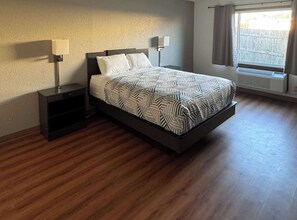 Desk, free WiFi, bed sheets, alarm clocks - Motel 6 Fond Du Lac, WI (Fond du Lac)