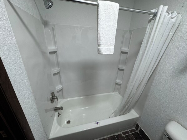 Shower, hair dryer, towels, shampoo - Best Nights Hotel (Fond du Lac)